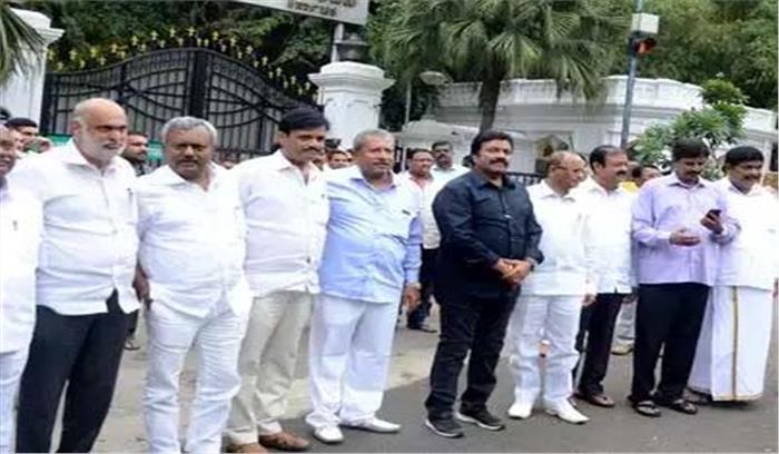कर्नाटक के 10 बागी विधायकों को विस अध्यक्ष के समक्ष पेश होने का आदेश