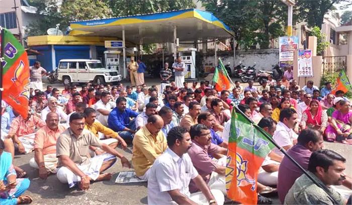 केरल : भाजपा इकाई का विरोध प्रदर्शन शुरू केरल : भाजपा इकाई का विरोध प्रदर्शन शुरू 