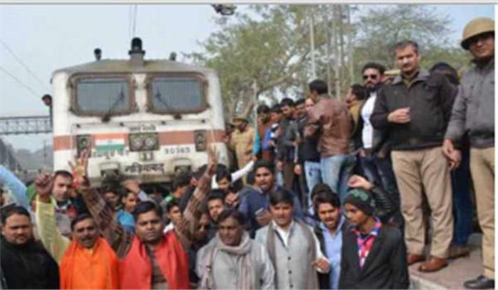 देशभर में पद्मावत को लेकर विरोध प्रदर्शन देशभर में पद्मावत को लेकर विरोध प्रदर्शन