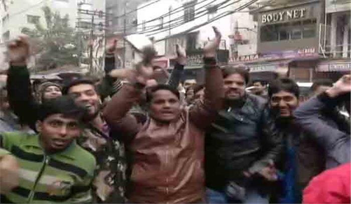 व्यापारियों ने किया सीलिंग के विरोध में दिल्ली बंद