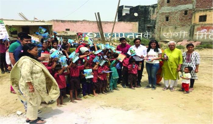 गरीब बच्चों को वितरित की गई पाठ्य सामग्री