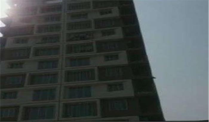 सूरत में महिला ने बेटे के साथ लगाई इमारत से छलांग