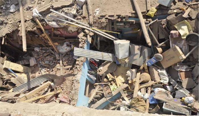 सूरत में तीन मंजिला इमारत का एक हिस्सा धराशायी