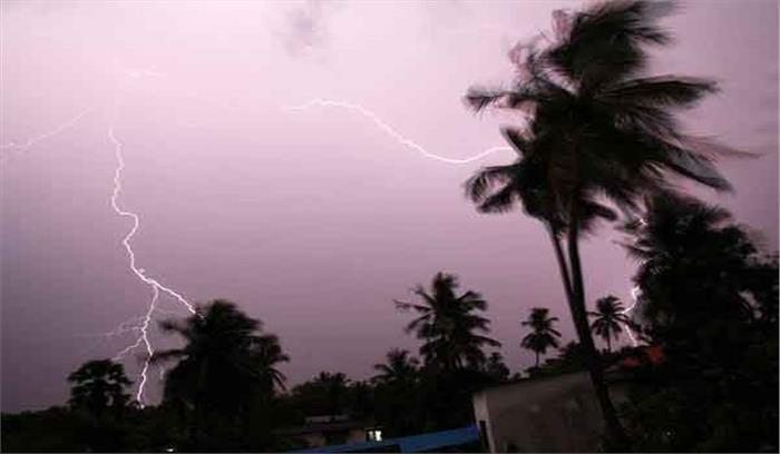 गुजरात में बिजली गिरने से तीन लोग झुलसे