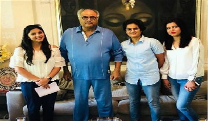 श्रीदेवी की तस्वीरों से सजाई हुई कार को देखकर भावुक हुए बोनी कपूर