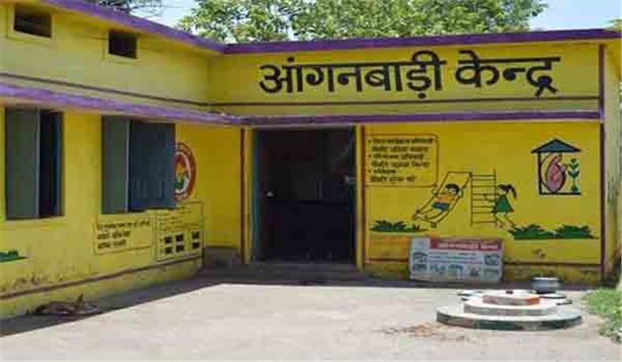 मंत्री इमरती अचानक पहुँची आँगनवाड़ी केन्द्र