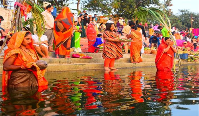 सूर्यदेव-छठी मइया से मांगी पति और परिवार की खुशहाली