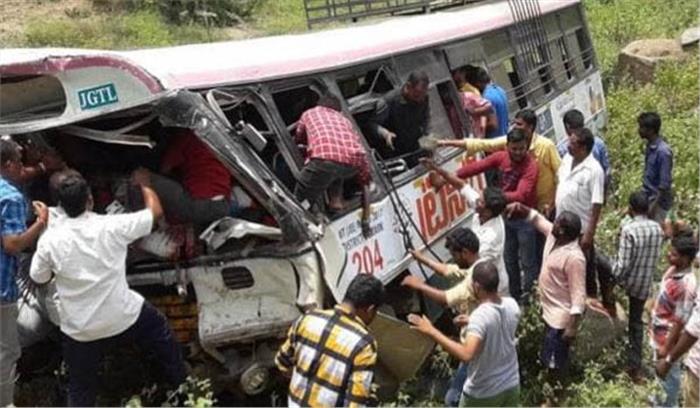 तेलंगाना में बस खाई में गिरी, 20 यात्री घायल