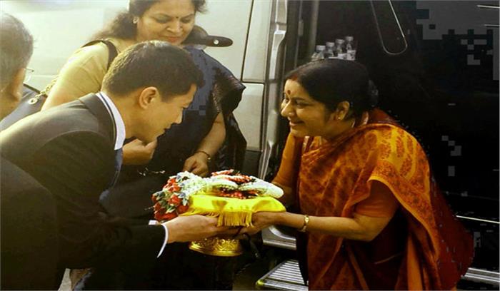 तीन देशों की यात्रा के पहले चरण में थाईलैंड पहुंची सुषमा स्वराज तीन देशों की यात्रा के पहले चरण में थाईलैंड पहुंची सुषमा स्वराज