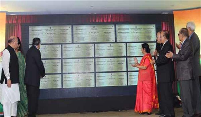 भारत-बंगलादेश आतंकवाद के खिलाफ लड़ाई में प्रतिबद्ध हैं: सुषमा भारत-बंगलादेश आतंकवाद के खिलाफ लड़ाई में प्रतिबद्ध हैं: सुषमा