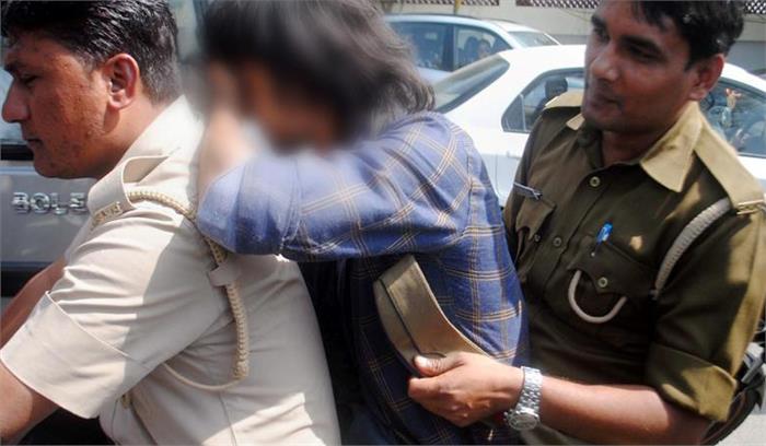 बेकसूर लड़के-लड़कियों को परेशान करने वाले पुलिसकर्मी निलंबित बेकसूर लड़के-लड़कियों को परेशान करने वाले पुलिसकर्मी निलंबित