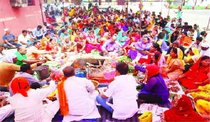 स्वाहा-स्वाहा के मंत्रोच्चार से गूंजे देवी के मंदिर