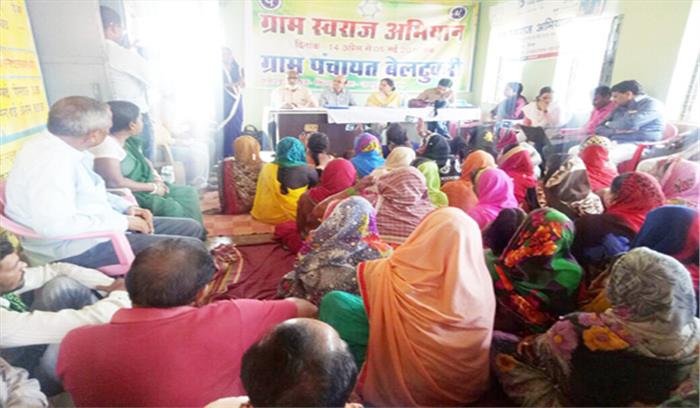 अधिकारियों ने ग्रामीणों से शासन की विभिन्न योजनाओं की जानकारी  ली