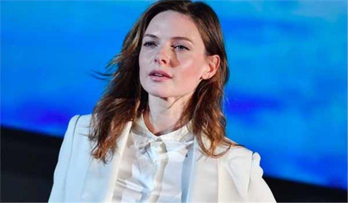 15 साल की उम्र से स्वीडिश अभिनेत्री रेबेका अपनी मां को किराया दे रही