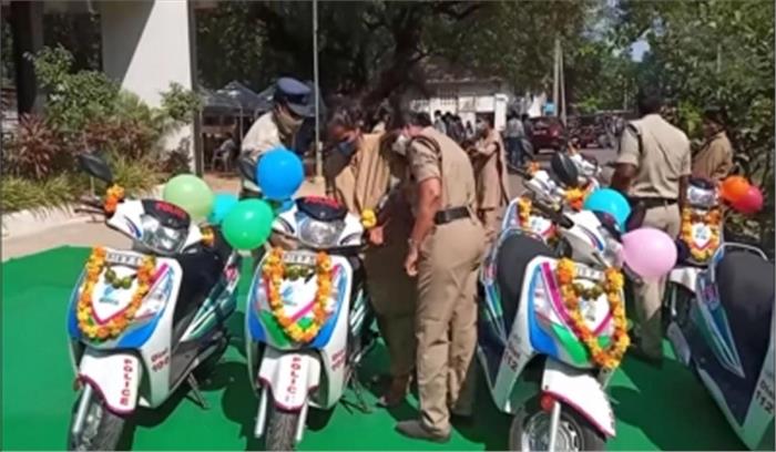 तेदेपा नेता ने वाईएसआरसीपी के रंग वाले पुलिस वाहनों पर आपत्ति जताई