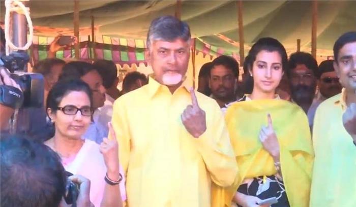 मुख्यमंत्री नायडू ने पारिवारिक सदस्यों के साथ अमरावती में वोट डाला