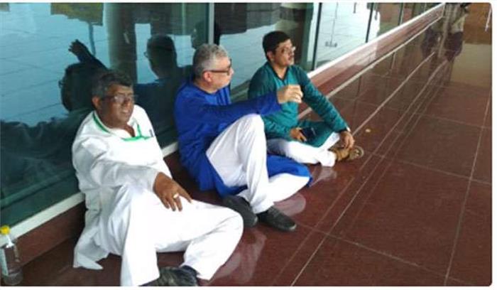 सोनभद्र मामला : तृणमूल सांसदों को हवाईअड्डे पर रोका गया