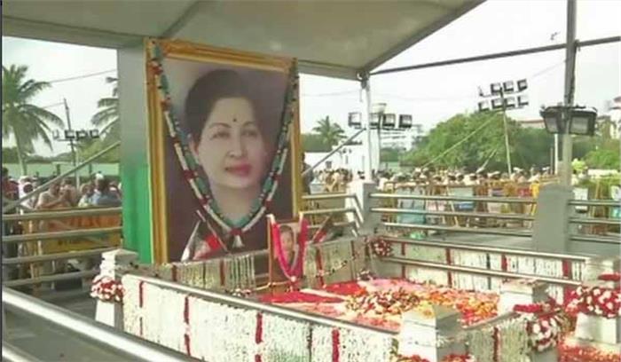 जयललिता की पहली बरसी पर तमिलनाडु के मुख्यमंत्री ने दी श्रद्धांजलि 