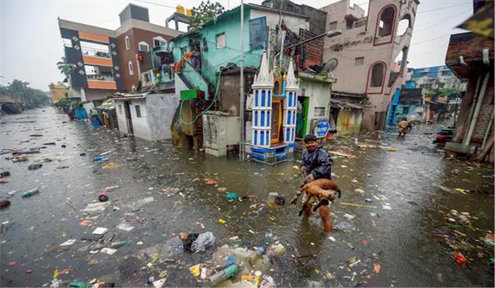 आज तमिलनाडु के तट पर पहुंच सकता है चक्रवाती तूफान, 9 जिलों में रेड अलर्ट, अबतक 12 की मौत