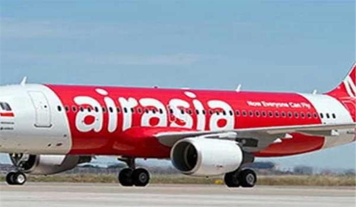 हवाई अड्डे पर कन्वेयर बेल्ट में महिला कर्मचारी का फंसा हाथ हवाई अड्डे पर कन्वेयर बेल्ट में महिला कर्मचारी का फंसा हाथ