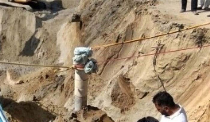 तमिलनाडु : बोरवेल में गिरे बच्चे को बचाने के प्रयास जारी