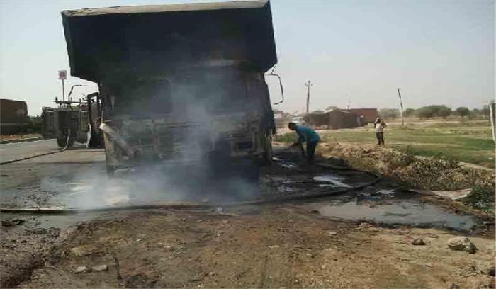 ट्रक में लगी आग, लाखों की स्कूटी खाक