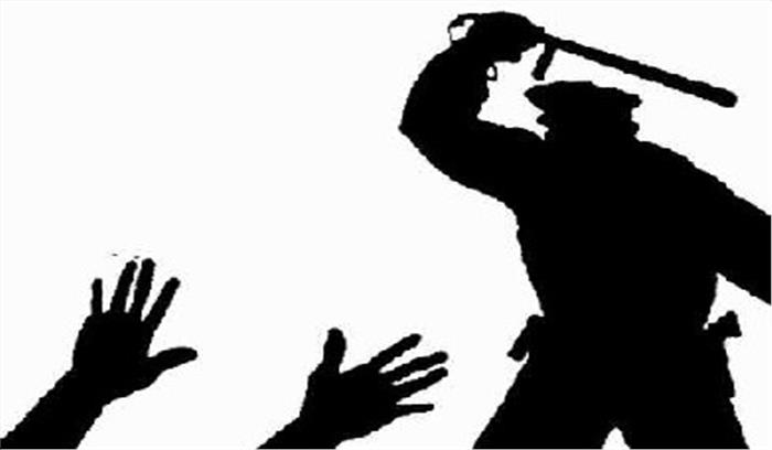 तमिलनाडु में दो गुटों के बीच झड़प के बाद लाठीचार्ज में 10 घायल तमिलनाडु में दो गुटों के बीच झड़प के बाद लाठीचार्ज में 10 घायल