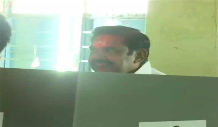  सीएम पलनीस्वामी ने तमिलनाडु के एक मतदान केंद्र पर किया मतदान