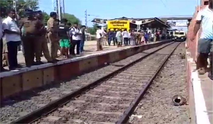 तमिलनाडु में ईएमयू ट्रेन से गिरकर छह लोगों की मौत, सात घायल