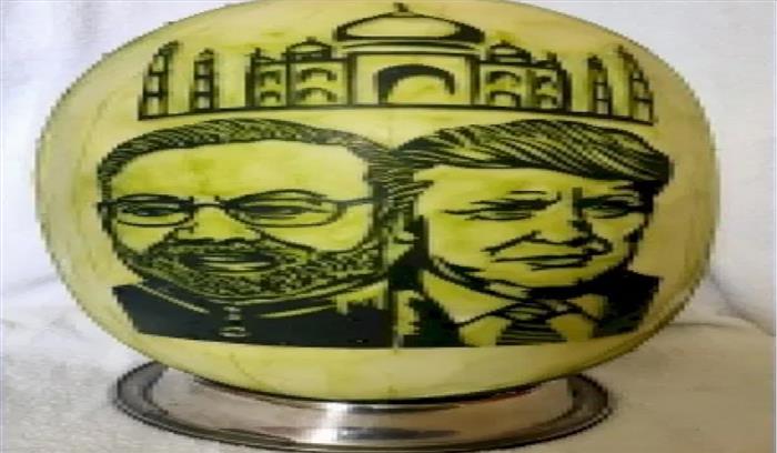 तमिलनाडु : तरबूज पर उकेरी मोदी, ट्रंप और ताजमहल की तस्वीरें तमिलनाडु : तरबूज पर उकेरी मोदी, ट्रंप और ताजमहल की तस्वीरें