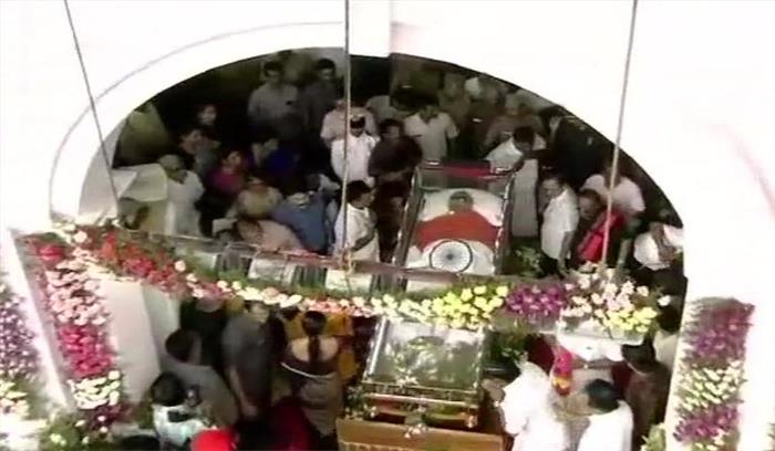 करुणानिधि के अंतिम दर्शन के लिए राजाजी हॉल में लोगों की भीड़ उमड़ी