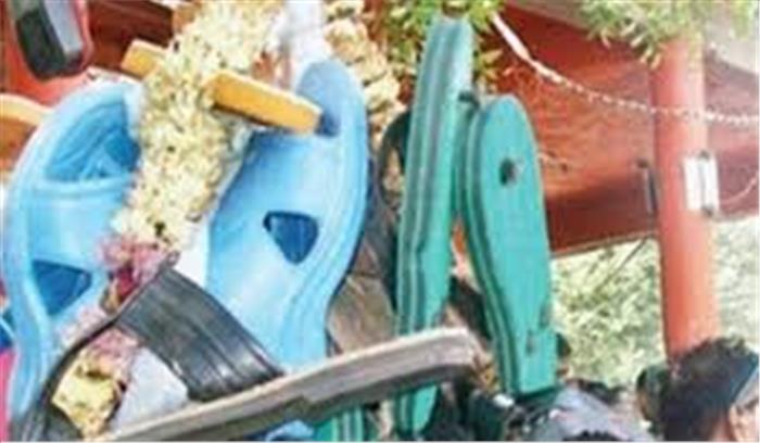 गांव में महिला से छेड़छाड़ करने पर जूते की माला पहनाकर आदमी की परेड कराई गांव में महिला से छेड़छाड़ करने पर जूते की माला पहनाकर आदमी की परेड कराई