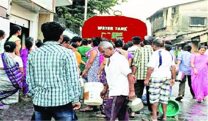 टैंकर का पानी लेने अभी से लग रही कतार