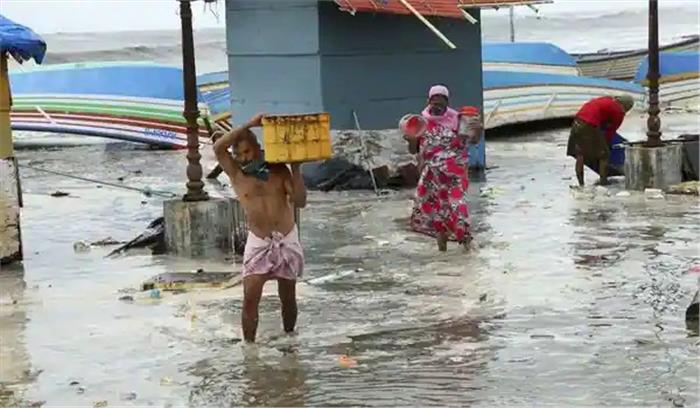 गुजरात में चक्रवाती तूफान तौकते ने मचाई तबाही, 5 की मौत गुजरात में चक्रवाती तूफान तौकते ने मचाई तबाही, 5 की मौत