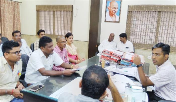 शिक्षक संघ ने कलेक्टर, सीईओ एवं डीईओ को ज्ञापन सौंपा