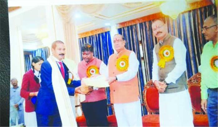 सम्मान में मिली राशि से शिक्षक टीकादास स्कूल के बच्चों के लिए खरीदेंगे प्रोजेक्टर