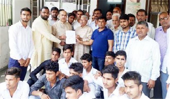 मांग को लेकर सैकड़ों गांववासी मूलचंद शर्मा से मिले