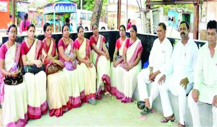 स्थानांतरण के विरोध में आचार्यों ने किया कार्य का बहिष्कार