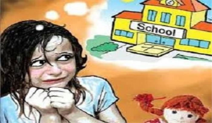 मनचलों के डर से किशोरी ने स्कूल छोड़ा