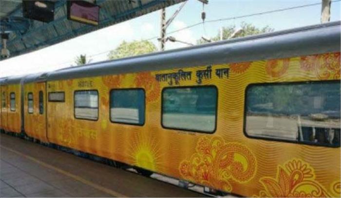 पहली बार देरी से पहुंची तेजस, यात्रियों को देगी मुआवजा पहली बार देरी से पहुंची तेजस, यात्रियों को देगी मुआवजा