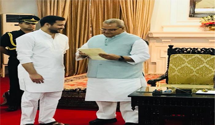 बिहार के राज्यपाल से मिले तेजस्वी, सरकार बनाने का दावा पेश किया