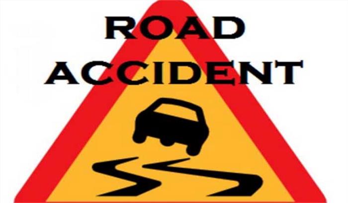 दो कारों के बीच हुई टक्कर में दो महिलाओंं समेत सात लोगाें की मौत दो कारों के बीच हुई टक्कर में दो महिलाओंं समेत सात लोगाें की मौत