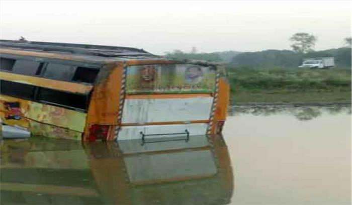 तेलंगाना में सरकारी बस पुल से गिरी, 10 यात्री घायल