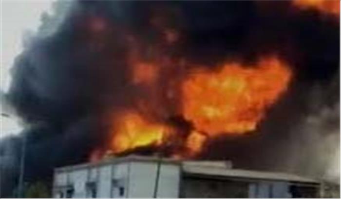 केमिकल फैक्ट्री में आग लगने से एक कर्मचारी झुलसा