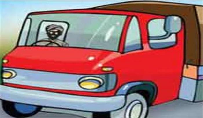 तेलंगाना: डीसीएम वैन की टक्कर से 3 लोगों की घटनास्थल पर हुई मौत तेलंगाना: डीसीएम वैन की टक्कर से 3 लोगों की घटनास्थल पर हुई मौत