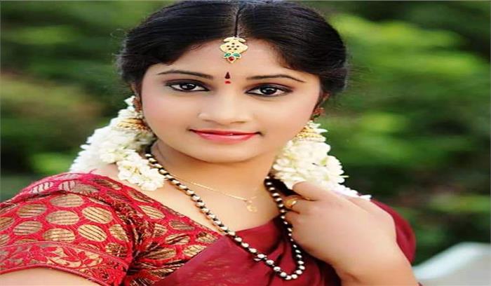 हैदराबादः टीवी अभिनेत्री नागा झांसी ने अपने घर में आत्महत्या की हैदराबादः टीवी अभिनेत्री नागा झांसी ने अपने घर में आत्महत्या की