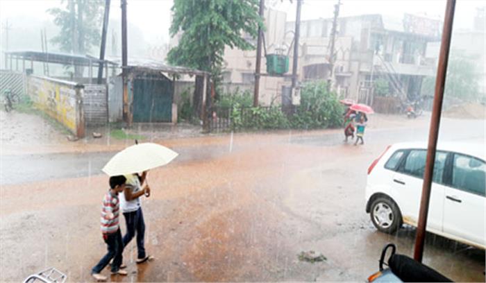 रिमझिम बारिश से बाजार कम भरा, ग्राहकी नहीं 