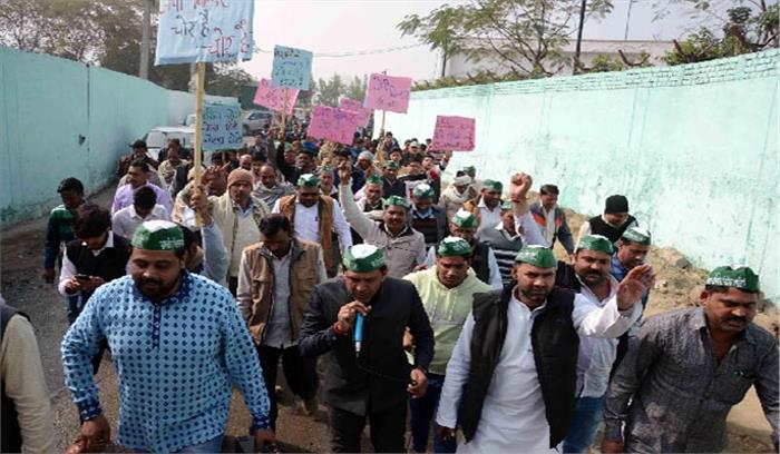 पैदल मार्च कर जेपी के खिलाफ  किसानों ने किया प्रदर्शन