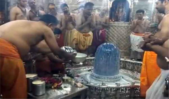 मप्र : उज्जैन में बाबा महाकाल मंदिर में उमड़ी भीड़​​​​​​​