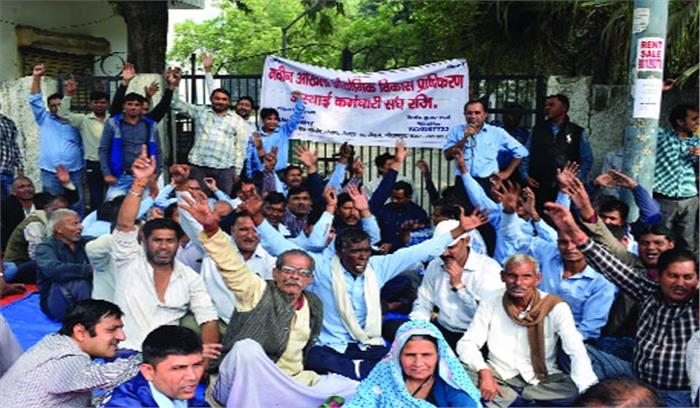 मांगों को लेकर अस्थाई कर्मचारियों ने प्राधिकरण खंडीय कार्यालयों पर जड़ा ताला मांगों को लेकर अस्थाई कर्मचारियों ने प्राधिकरण खंडीय कार्यालयों पर जड़ा ताला